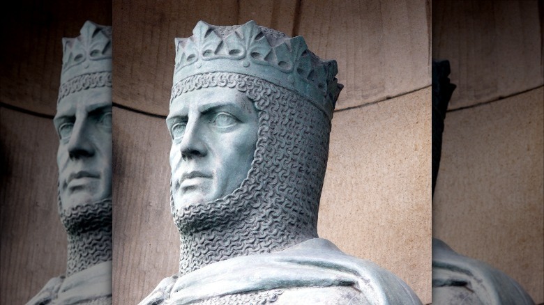 Statue of Robert the Bruce (1929) in front of the gates at Edinburgh Castle.