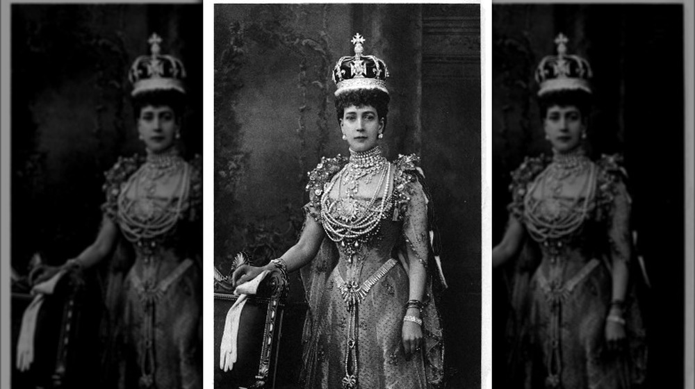 queen alexandra wearing the crown