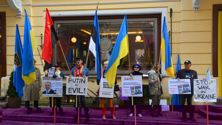 Anti-Putin protesters with flags
