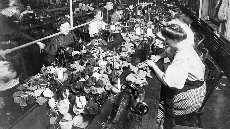 Women making teddy bears 1915
