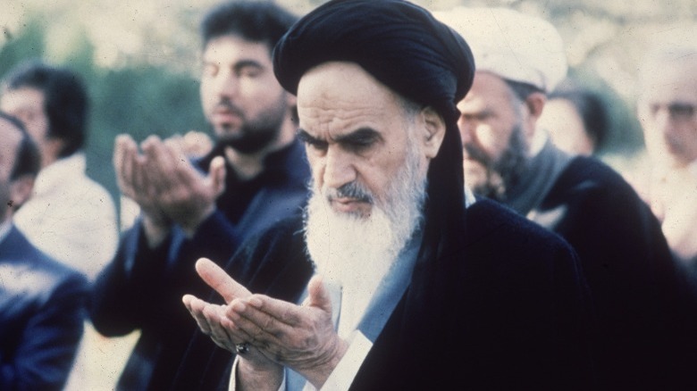 Khomeini standing and praying