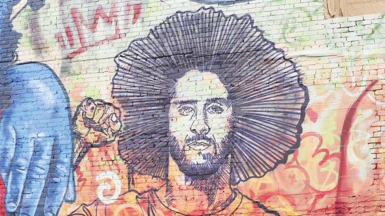 Mural celebrating Colin Kaepernick