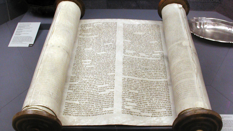 torah scroll at glockengasse synagogue