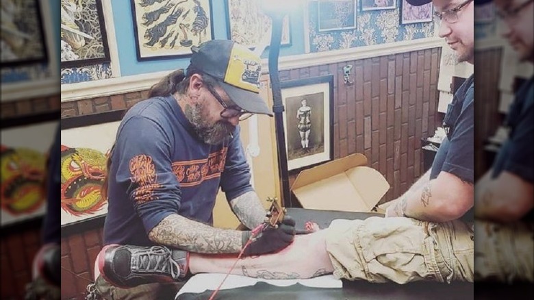 Oliver Peck tattooing