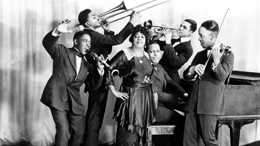 Jazz and Blues singer Mamie Smith and her Jazz Hounds (including Willie 'The Lion' Smith on piano) pose for a portrait circa 1920 in New York City, New York. 