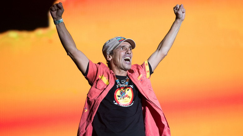 Manu Chao on stage, cheering