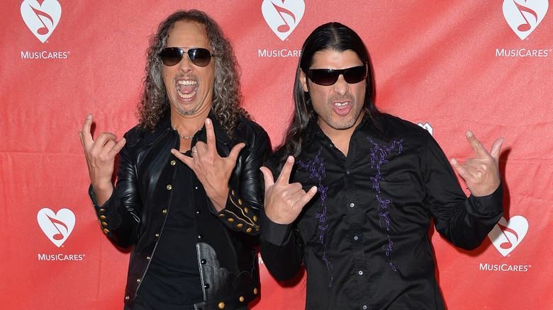 Kirk Hammett and Robert Trujillo posing
