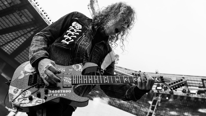 Kirk Hammett playing in concert