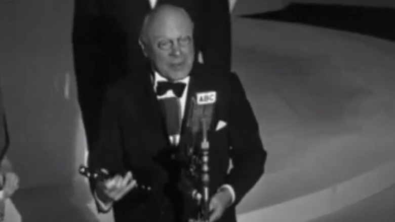 Edmund Gwenn accepts his 1948 Oscar for Best Supporting Actor
