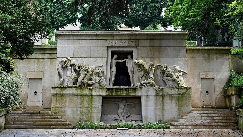 Pere Lachaise ossuary with grieving statues