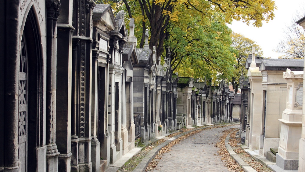 row of tombs in Pere Lachaise