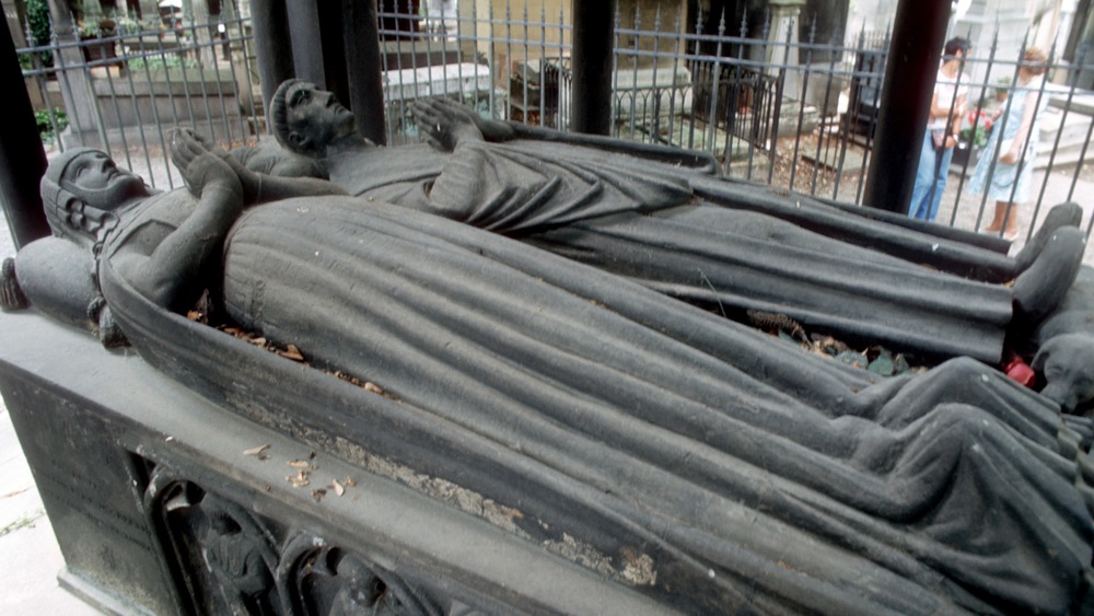 Tomb of Abelard and Heloise with statues praying