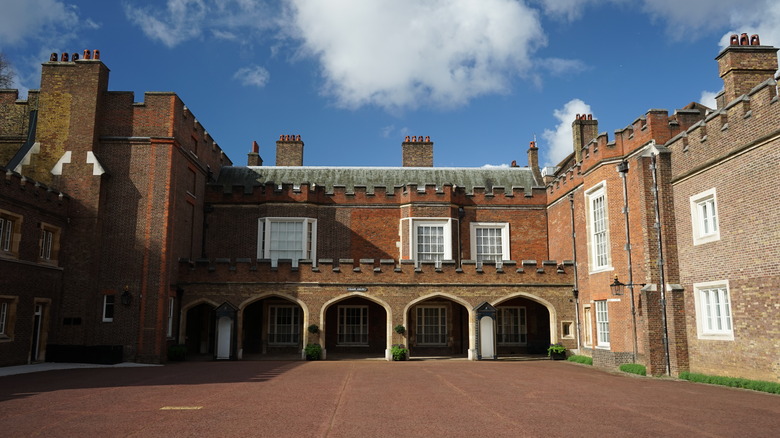 Cropped photo by camerawalker of the east side of St. James' Palace, https://creativecommons.org/licenses/by-sa/3.0/