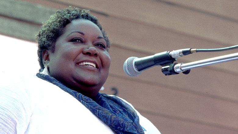 Jackie Torrence speaking into a microphone