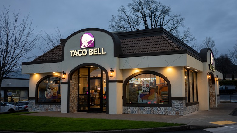 A Taco Bell turns its lights on for the evening