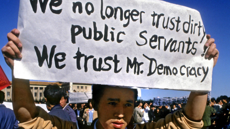 Tiananmen protester carrying an anti-corruption/pro-democracy placard 