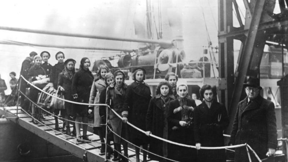 Arrival of Jewish refugees off a ship