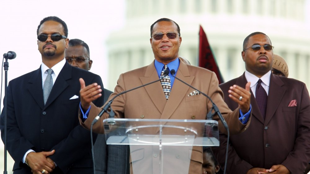 Louis Farrakhan speaks at the the Washington Mall in 2002