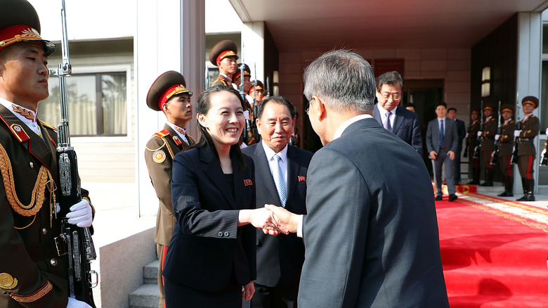 Kim Yo-jong shakes hands with Moon Jae-in