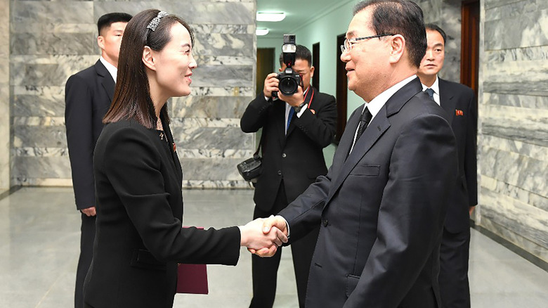 Kim Yo-jong shakes hands with South Korea security advisor Chung Eui-yong