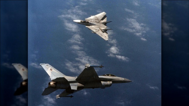 F-14A Tomcat of VF-213 in dogfight with TopGun F-16N in March 1989