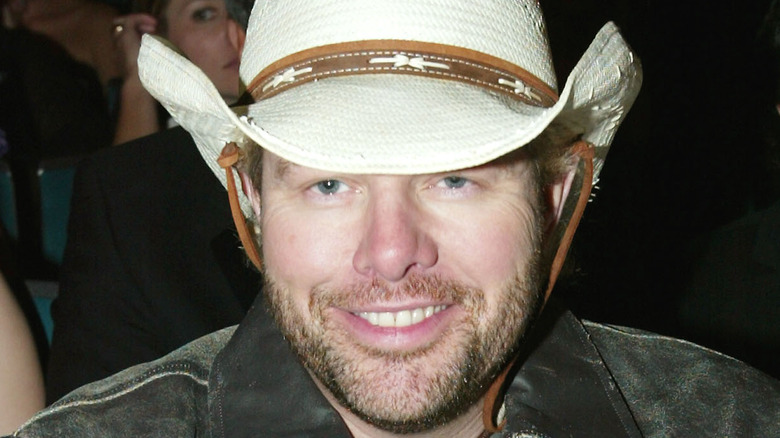 Toby Keith smiles for fans at the People's Choice Awards