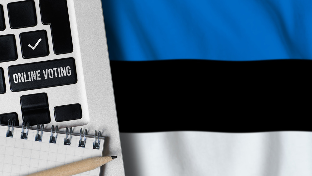 "Online voting" written on a ballot in front of the Estonian flag