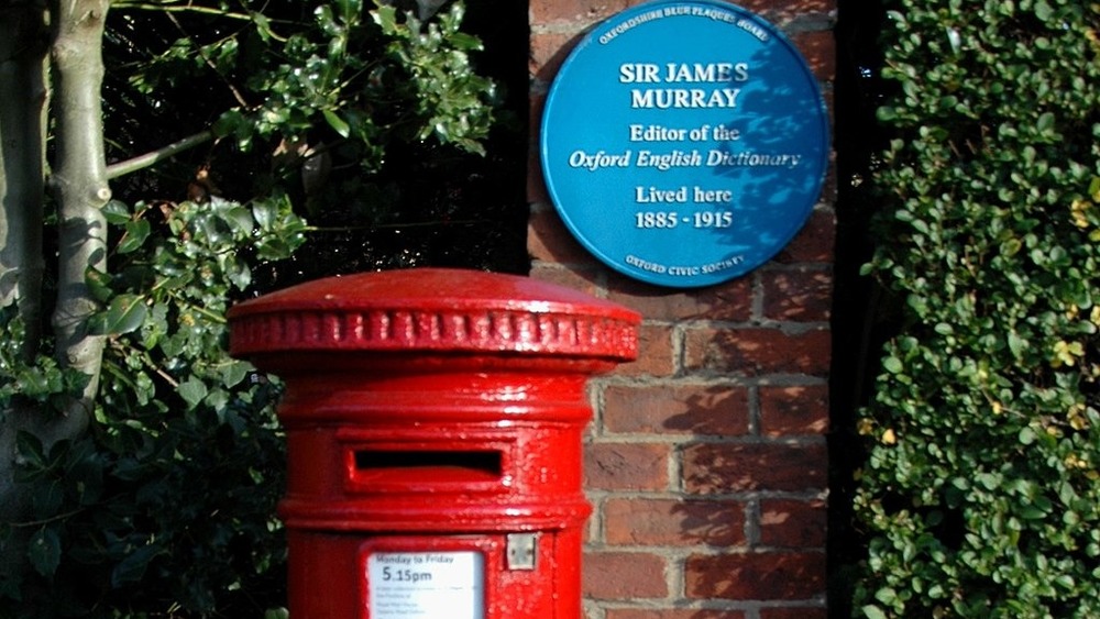 Plaque dedicated to Murray near a post box