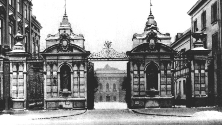 Gates of Warsaw University, 1920