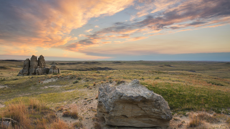 Sunset over Medicine Rocks rising above the prarie