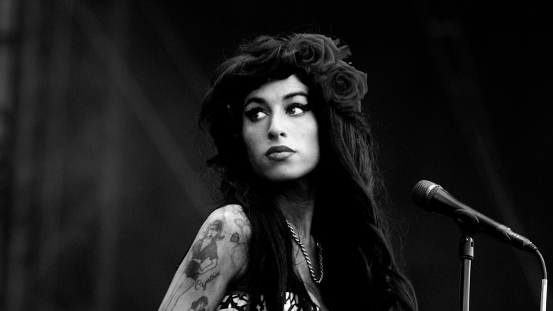 Amy Winehouse on stage with roses in hair