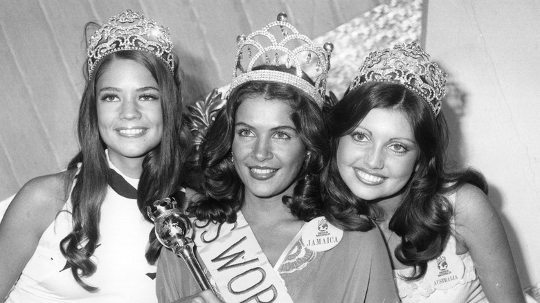 Cindy Breakspeare and Miss World finalists smiling