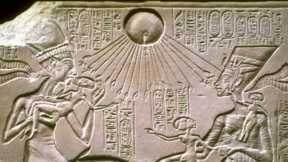 Akhenaten carving
