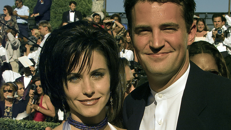 Matthew Perry Courtney Cox 1995 outside in a crowd