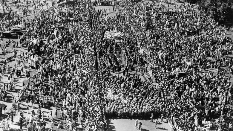 Massive crowd surrounds Gandhi's casket