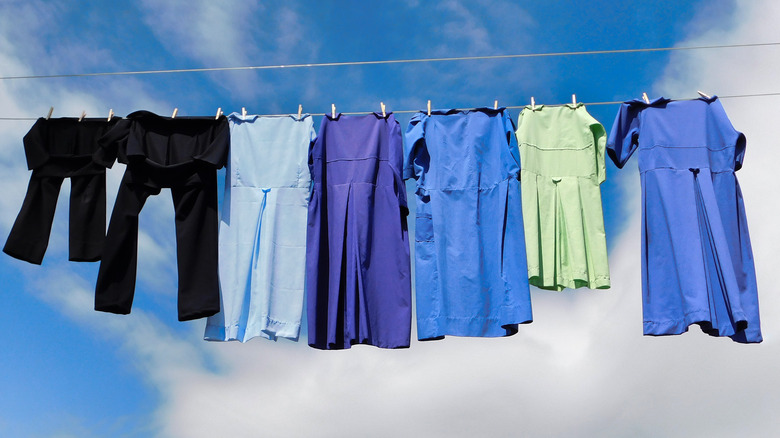 amish clothes drying on line