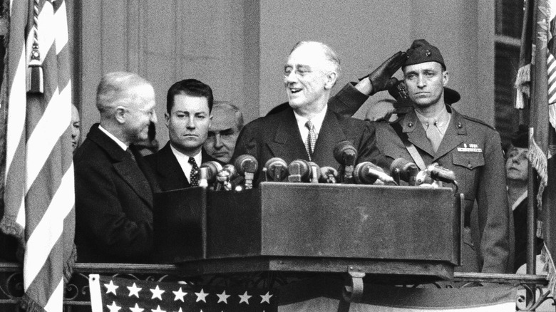 FDR shakes hands with Truman 