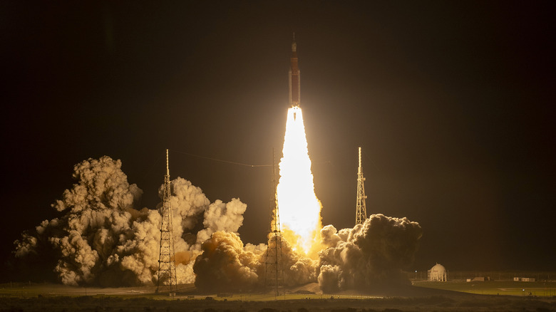 Artemis 1 launching