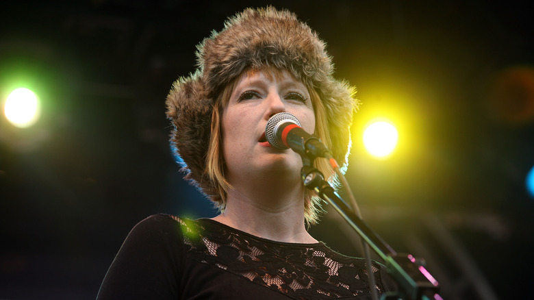 Leigh Nash singing on stage