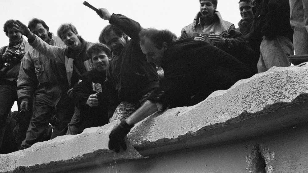 mauerspechte breaking the Berlin Wall