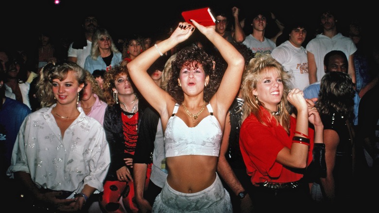 fans cheer 1985 concert crowd