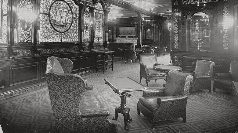 Photo of a smoking room with large armchairs and stained glass, black and white