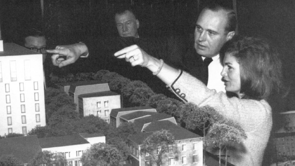 John Carl Warnecke and First Lady Jacqueline Kennedy discuss plans for Lafayette Square in September 1962