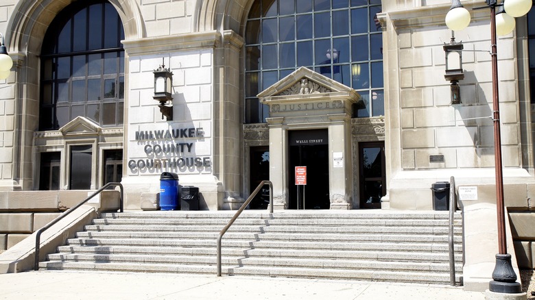 Milwaukee County Courthouse entrance 