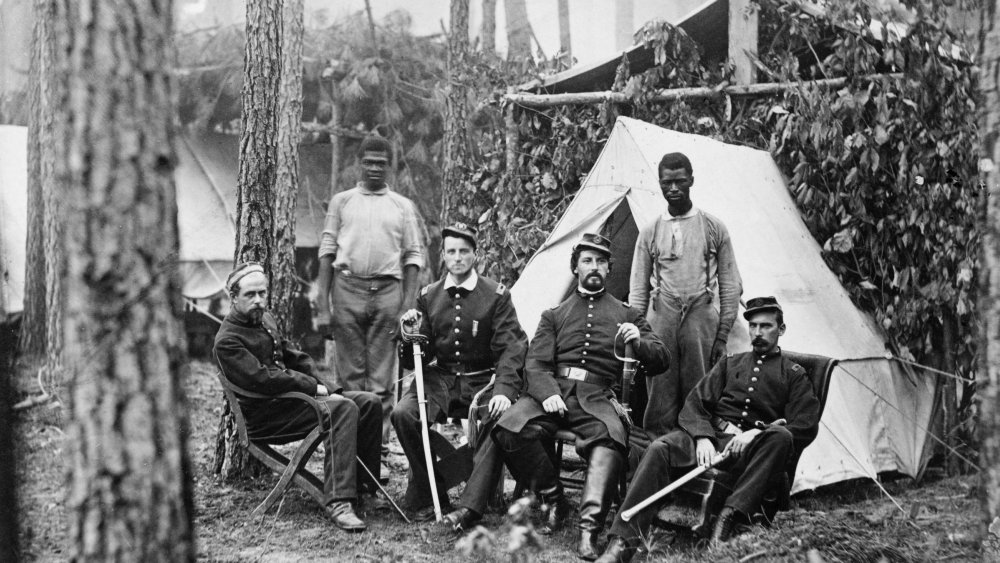 Black and white Union soldiers