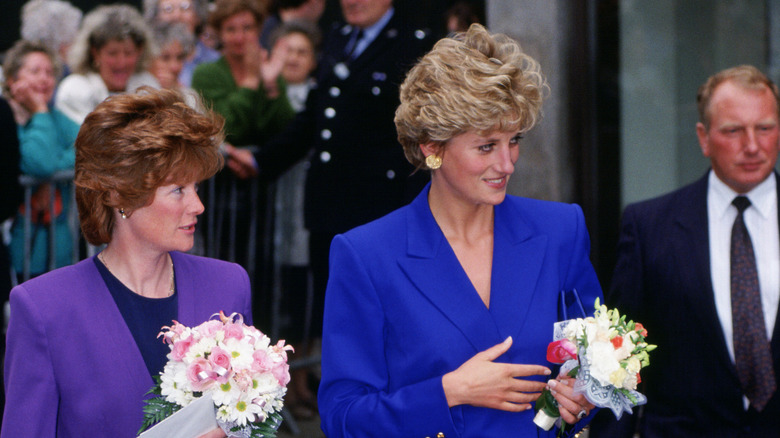 Sarah McCorquodale and Princess Diana holding flowers