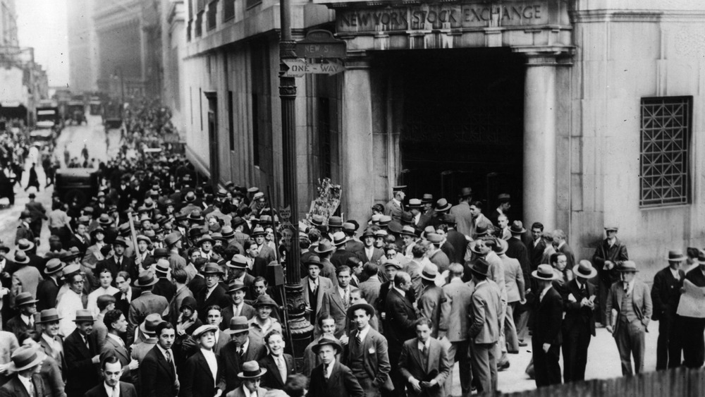 Crowd outside the New York Stock Exchange