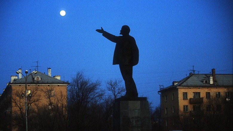 Kazakhstan, Lenin, moon