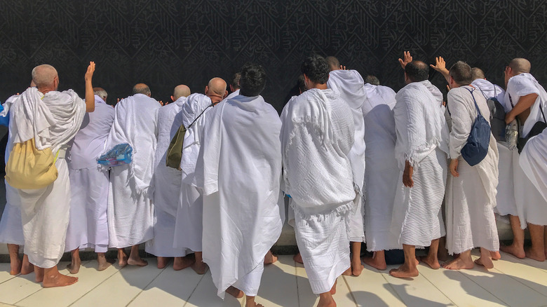 hajj pilgrims in ihram clothes
