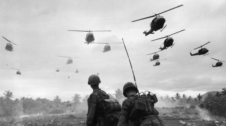 korean war helicopters soldiers
